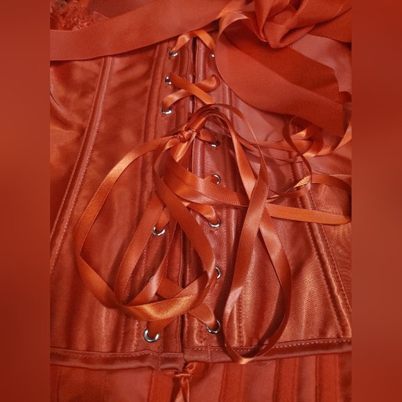 BNIP Stunning red corset top with matching red thong, gorgeous details size L - Picture 4 of 7